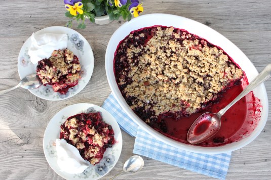 Smuldredejskage med bær 3